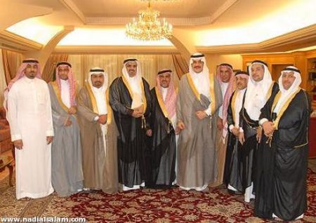 صورة جماعية لوفد العوامية مع الامير محمد بن فهد