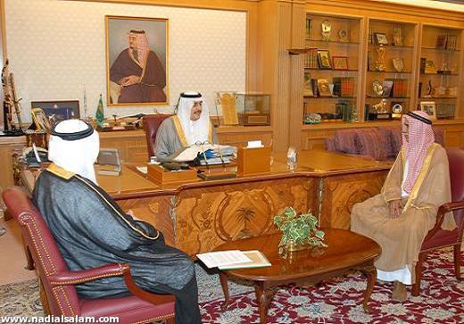 في مكتبه مع أعيان العوامية