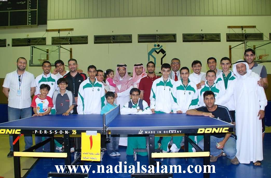 صورة جماعية لللاعبين مع الكادر الإداري والفني والجماهير (صورة بالحجم الكبير)
