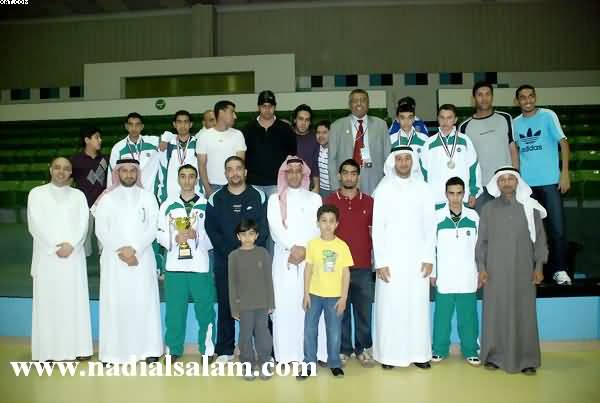 صورة جماعية مع كأس المركز الثاني