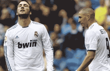 بن زيمة وهيغوين لاعبا ريال مدريد