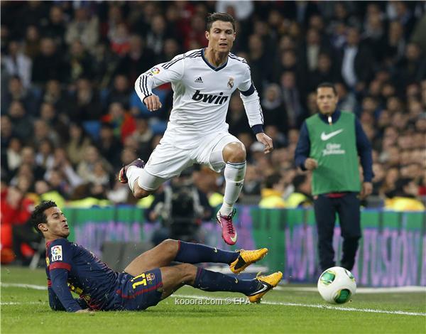 لقطة من مباراة برشلونة وريال مدريد أمس 16-4-1434